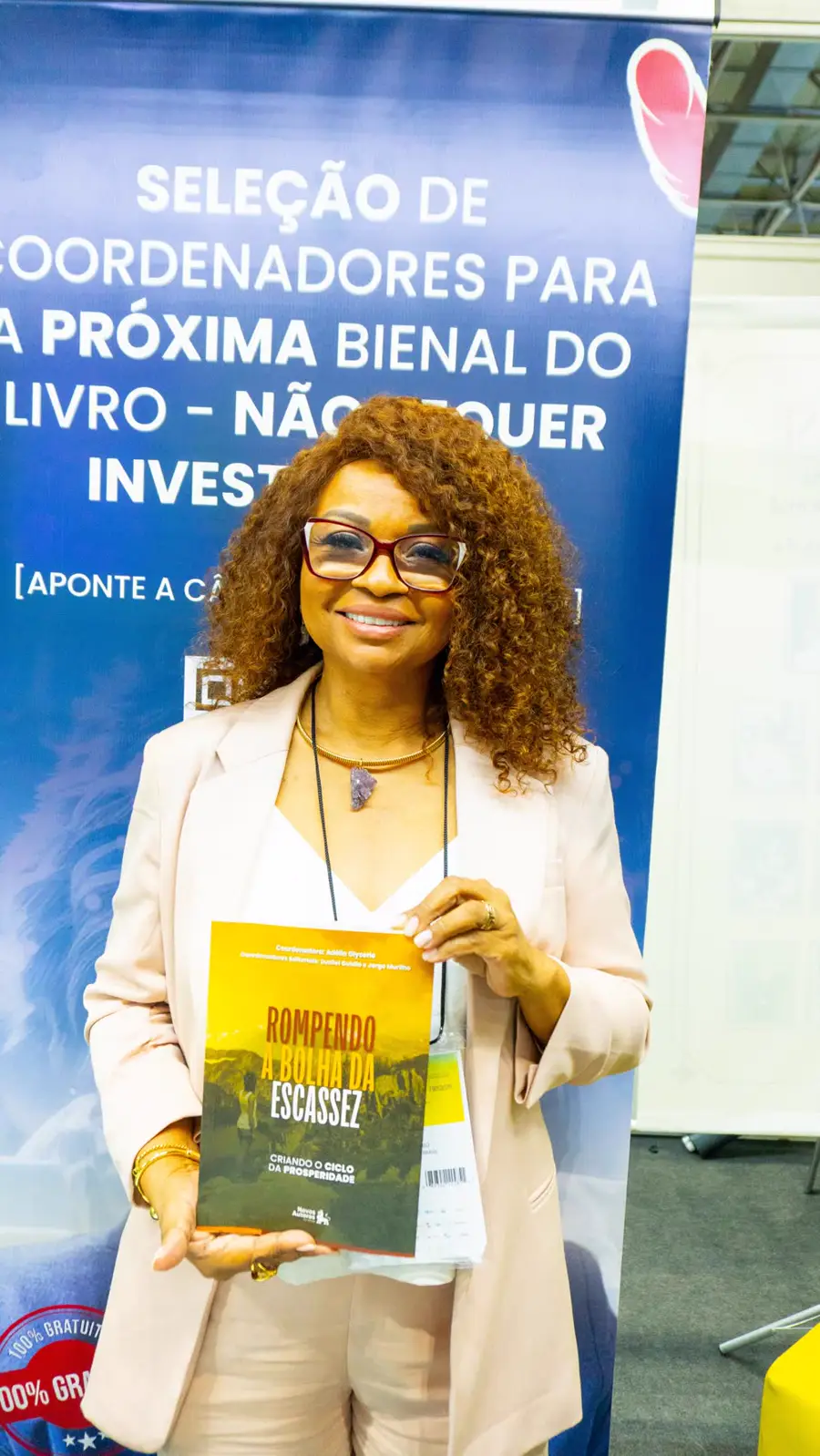 Autora com seu livro na Bienal