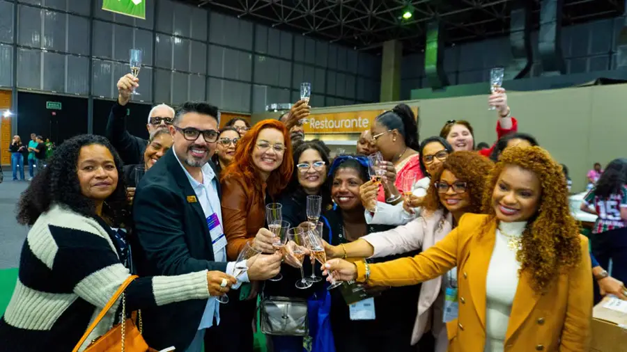 Autores comemorando na Bienal
