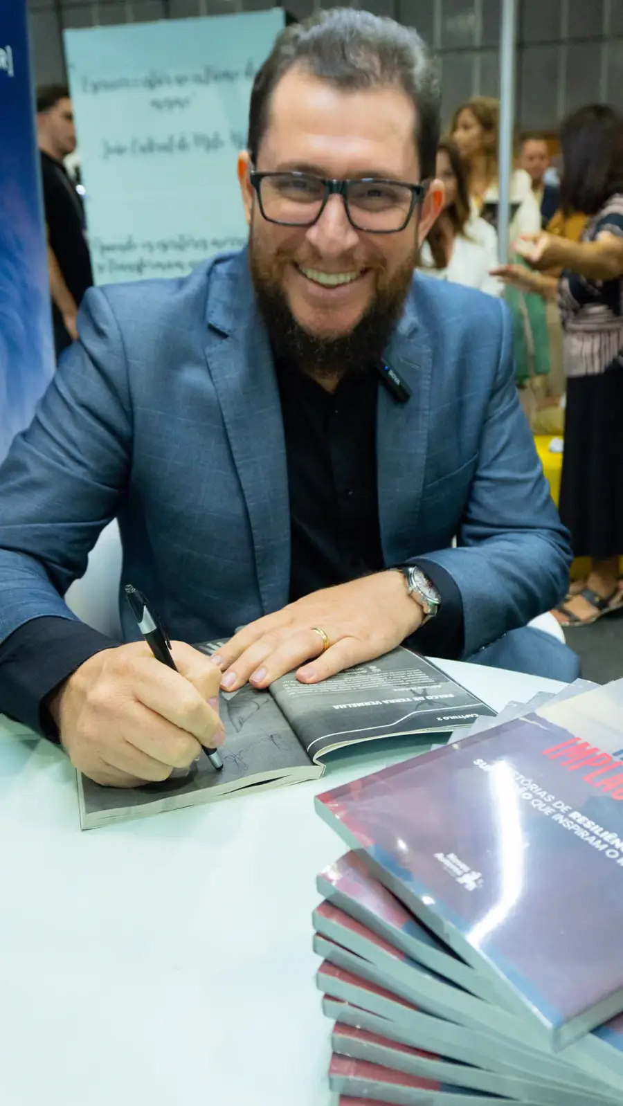 Sessão de autógrafos na Bienal