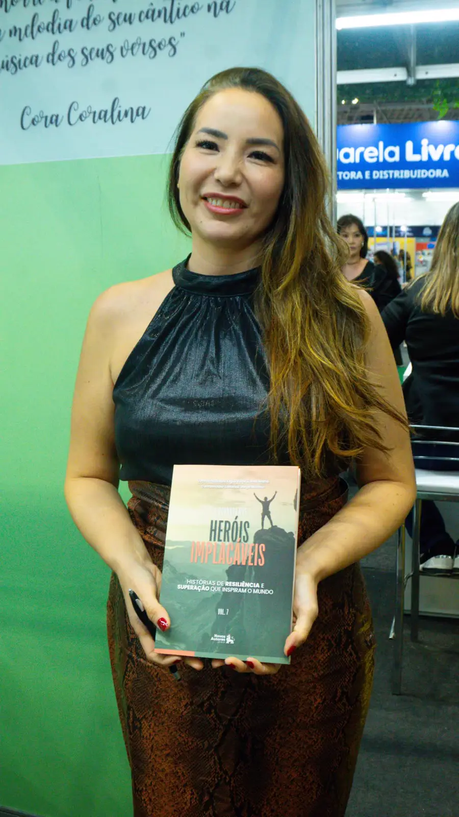 Autora com seu livro