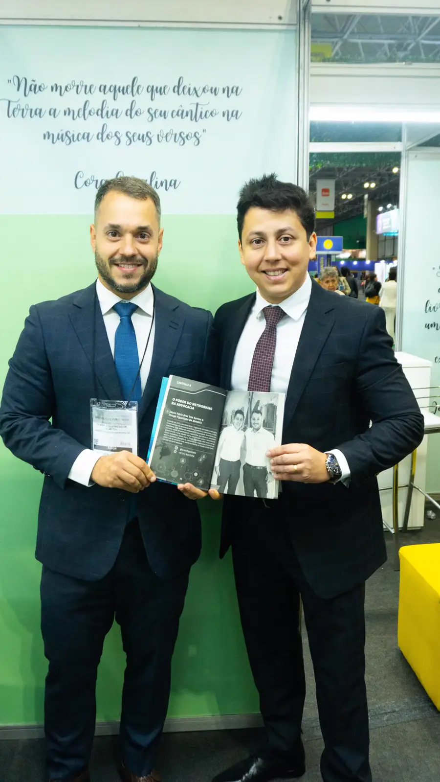 Autores com seu livro na Bienal