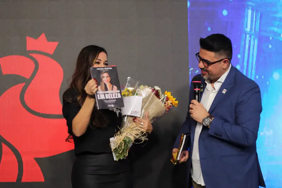 Autora homenageada no palco