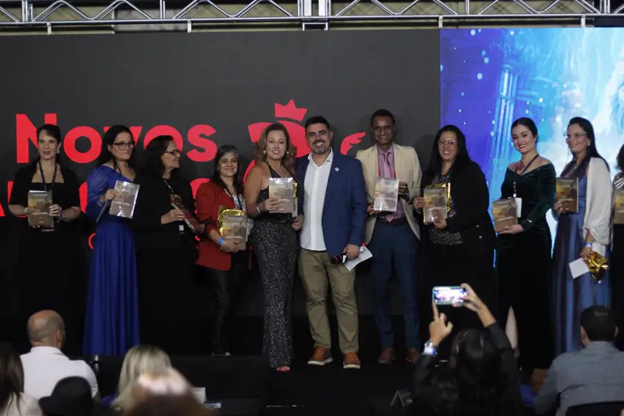 Grupo de autores no palco